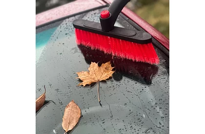 Teleskopická škrabka na okna s kartáčem na sníh