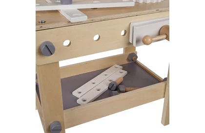 Dřevěný pracovní stůl s nářadím