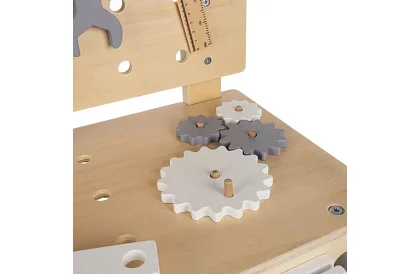 Dřevěný pracovní stůl s nářadím