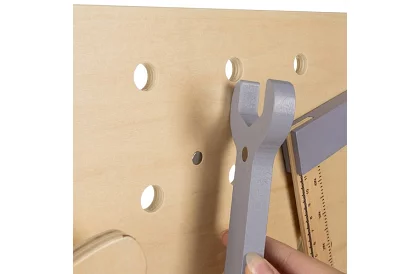 Dřevěný pracovní stůl s nářadím