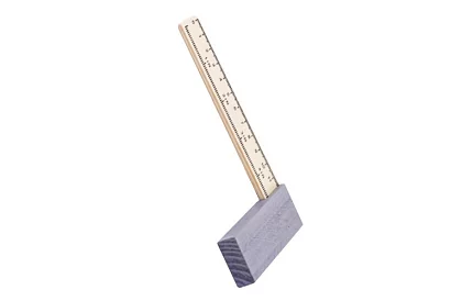 Dřevěný pracovní stůl s nářadím