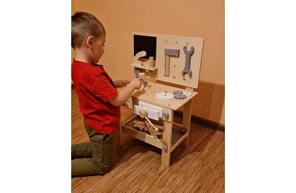Dřevěný pracovní stůl s nářadím