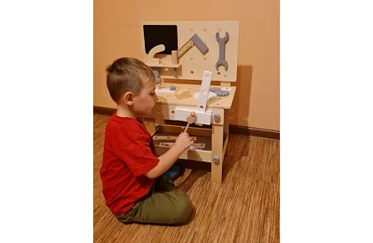 Dřevěný pracovní stůl s nářadím