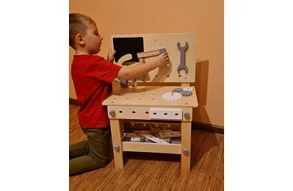 Dřevěný pracovní stůl s nářadím