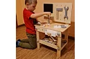 Dřevěný pracovní stůl s nářadím