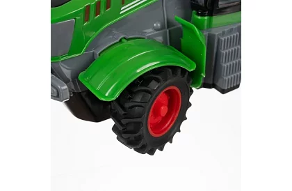 Traktor se sklopným vlekem na dálkové ovládání