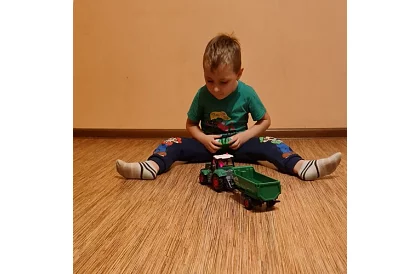 Traktor se sklopným vlekem na dálkové ovládání