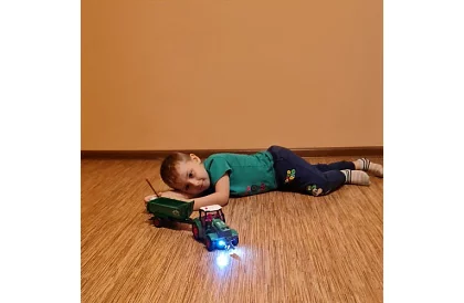 Traktor se sklopným vlekem na dálkové ovládání