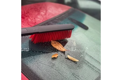 Teleskopická škrabka na led a kartáč na sníh