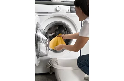 Zlatý saténový běhoun – šerpa na stůl 900 × 36 cm