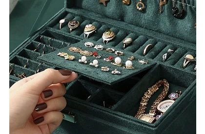 Elegantní semišová šperkovnice – zelená