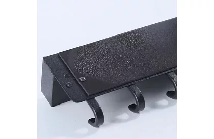 Nástěnná magnetická police s věšáky – 6 háčků