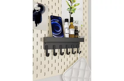 Nástěnná magnetická police s věšáky – 6 háčků