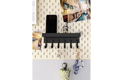 Nástěnná magnetická police s věšáky – 6 háčků