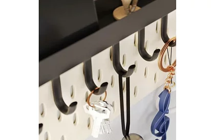 Nástěnná magnetická police s věšáky – 6 háčků