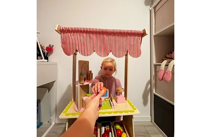 Dřevěný prodejní stánek s příslušenstvím