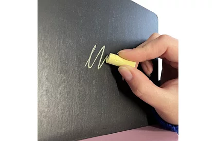 Dřevěný prodejní stánek s příslušenstvím