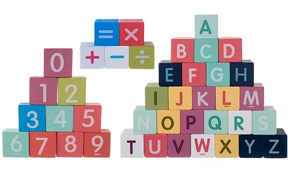 Dřevěné kostky město 100 ks s podložkou a třidičem tvarů