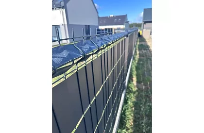 Stínící páska na plot antracit panelová 450 g/m2 - 4,75 cm × 35 m