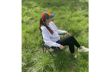 Skládací rybářské křeslo – šedé kempingové křeslo