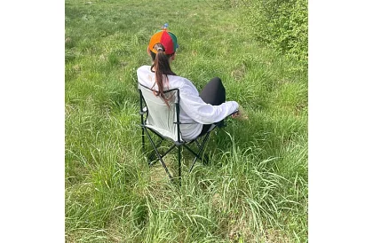 Skládací rybářské křeslo – šedé kempingové křeslo