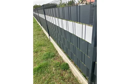 Stínící páska na plot antracit – panelová 450 g/m2 + klipy