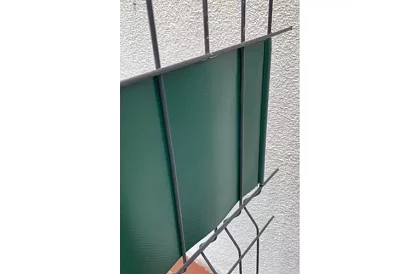Stínící páska na plot zelená – panelová 450 g/m2 + klipy