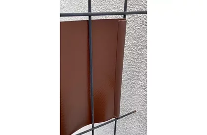 Stínící páska na plot hnědá – panelová 450 g/m2 + klipy