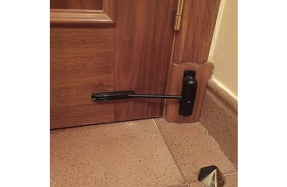 Pružinový dveřní zavírač s nastavitelnou sílou tahu