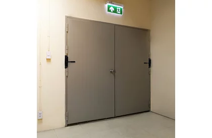 Pružinový dveřní zavírač s nastavitelnou sílou tahu