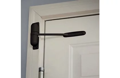 Pružinový dveřní zavírač s nastavitelnou sílou tahu