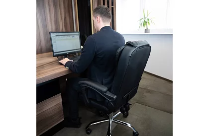 Kancelářské křeslo s výsuvnou opěrkou nohou – černé