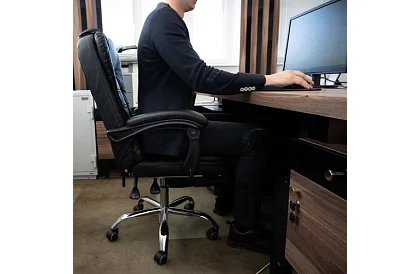 Kancelářské křeslo s výsuvnou opěrkou nohou – černé