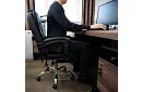 Kancelářské křeslo s výsuvnou opěrkou nohou – černé