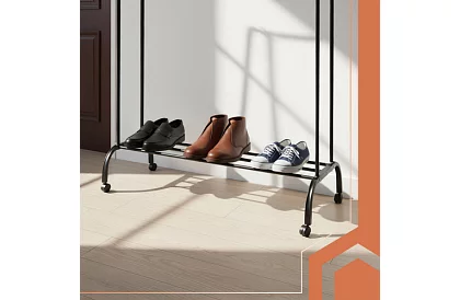 Dvojitý věšák na oblečení na kolečkách