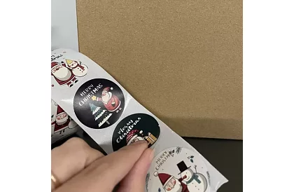 Vánoční samolepky na roli – 500 kusů