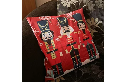 Dekorativní povlak na polštář 45 × 45 cm – motiv Louskáčku