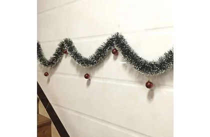 Dlouhý vánoční řetěz – bílozelená girlanda 6 metrů