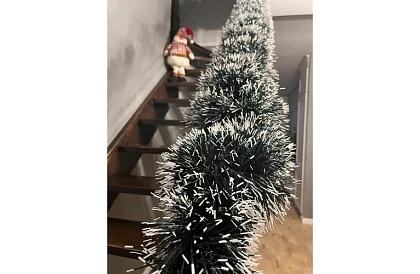 Dlouhý vánoční řetěz – bílozelená girlanda 6 metrů