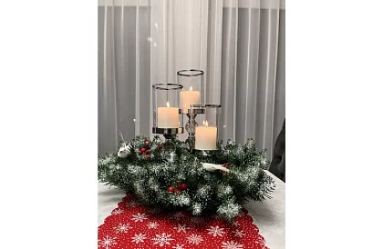 Dekorační zasněžený věnec na dveře