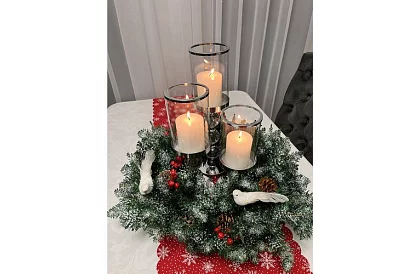 Dekorační zasněžený věnec na dveře