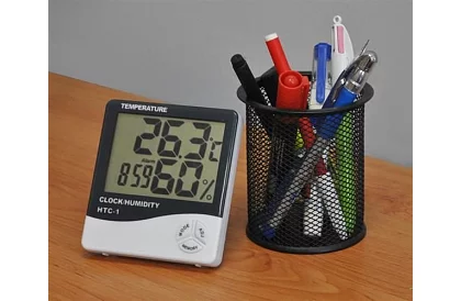 Digitální hodiny vlhkoměrem a teploměrem