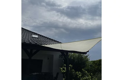 Stínící sluneční plachta trojúhelník 3 × 3 × 3 m – béžová