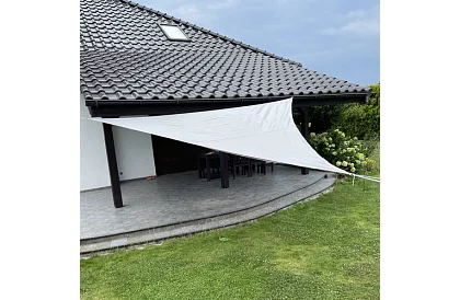 Stínící sluneční plachta trojúhelník 4 × 4 × 4 m – šedá