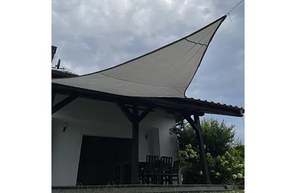 Stínící sluneční plachta trojúhelník 4 × 4 × 4 m – šedá