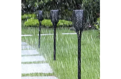 Zahradní lucerna – solární louč s efektem plápolajícího ohně