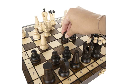 Dřevěné šachy z habru – elegantní klasika v kufříku