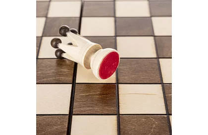 Dřevěné šachy z habru – elegantní klasika v kufříku