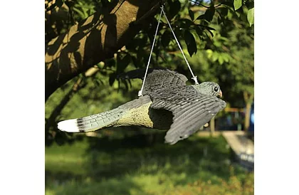 Závěsný plašič – realistický sokol