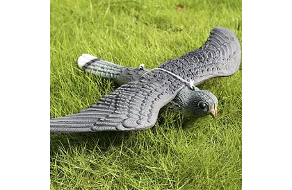 Závěsný plašič – realistický sokol